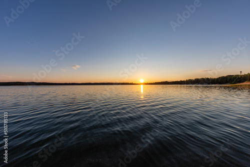 zachód słońca nad jeziorem