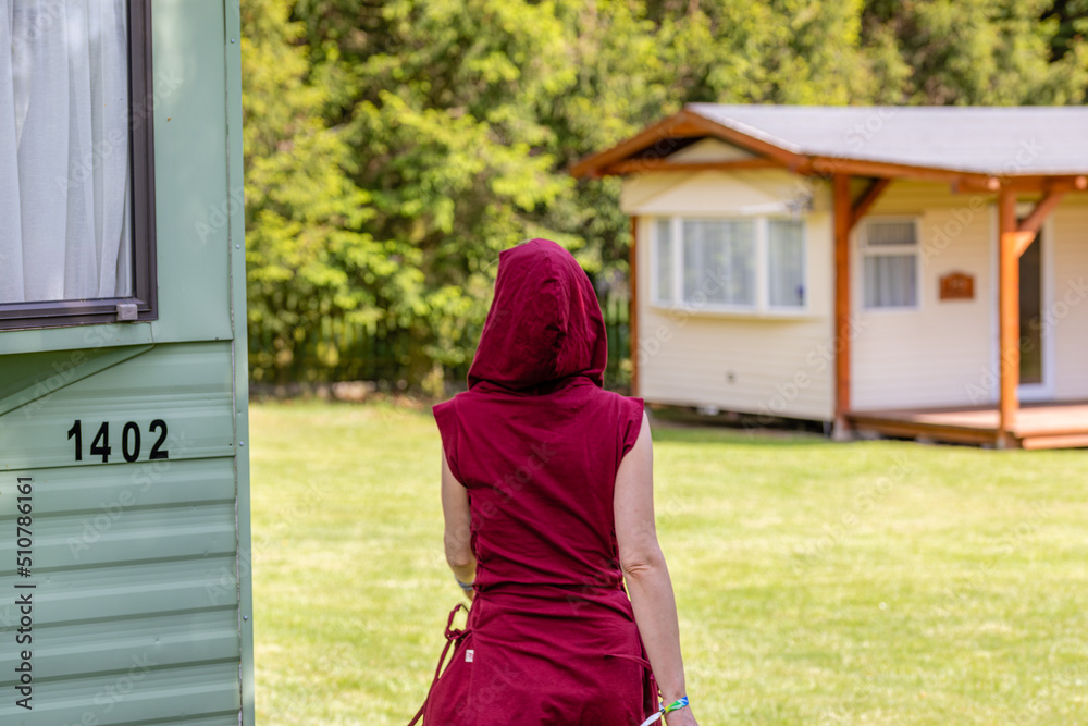 Naklejka premium czerwony kapturek idący do domu