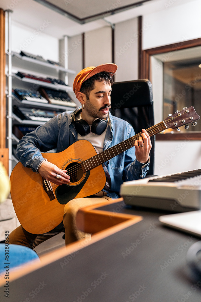 Obraz premium Artist Playing Guitar
