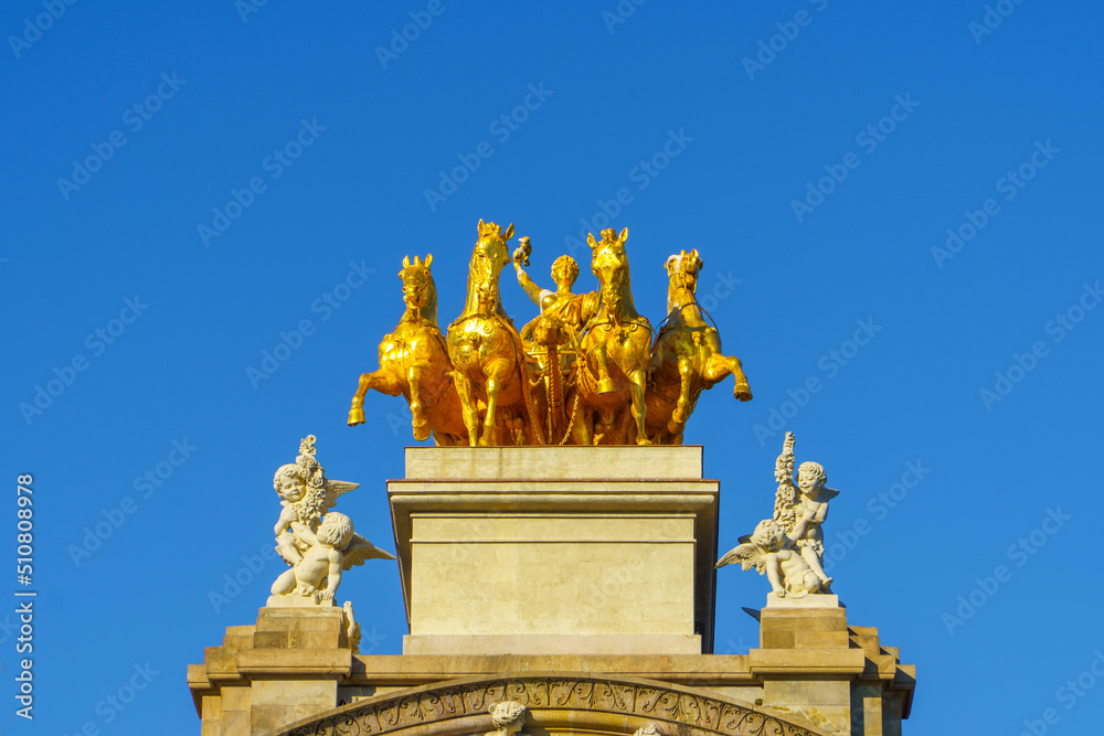 Fototapeta premium golden statue - Barcelona