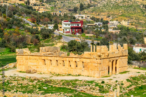 Φωτογραφία View of the Historical Qasr al-abd castle and village in the Jordan