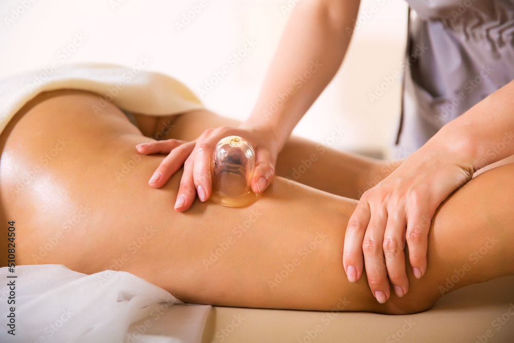 anti-cellulite massage jar close up. anti-cellulite massage in the salon close-up. - obrazy, fototapety, plakaty 