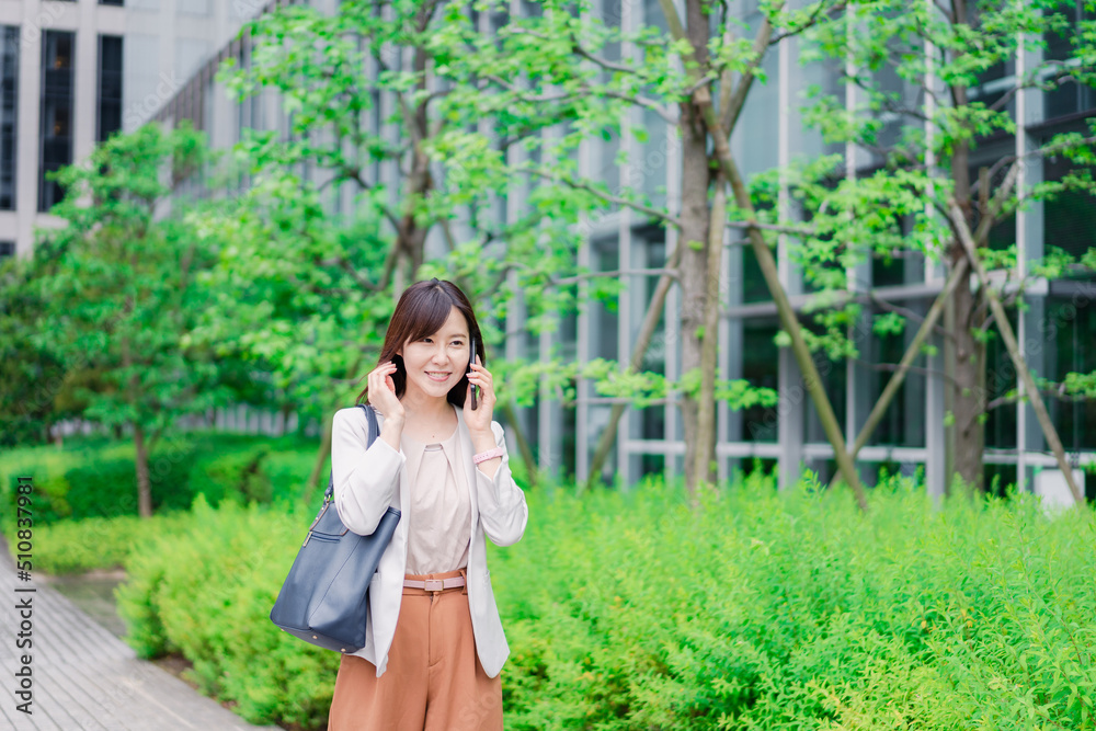 スマホで電話をするビジネスウーマン