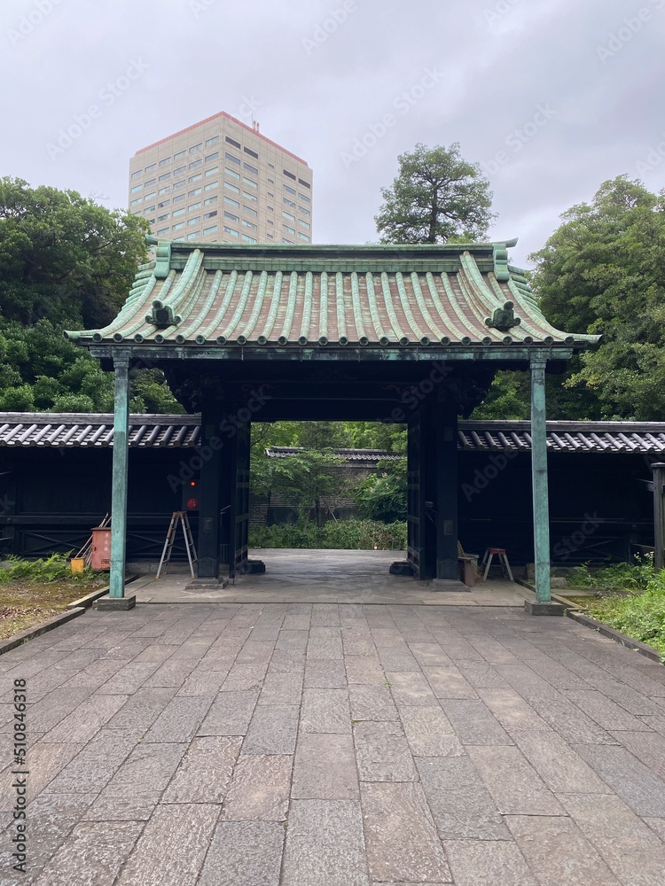 Obraz premium Beautiful entrance gate rooftop of Yushima shrine, a historic landmark built in the 17th century, once flourished as educational institute. shot taken year 2022 June 14th, rainy cloudy day