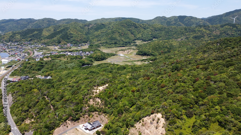 Fototapeta premium 風力発電!福徳稲荷神社 SDGs自然エネルギー ドローン撮影 山口県下関市豊浦町大字宇賀
