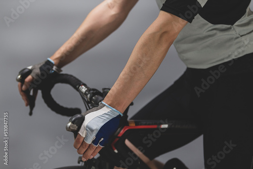 ロードバイクと若い男性