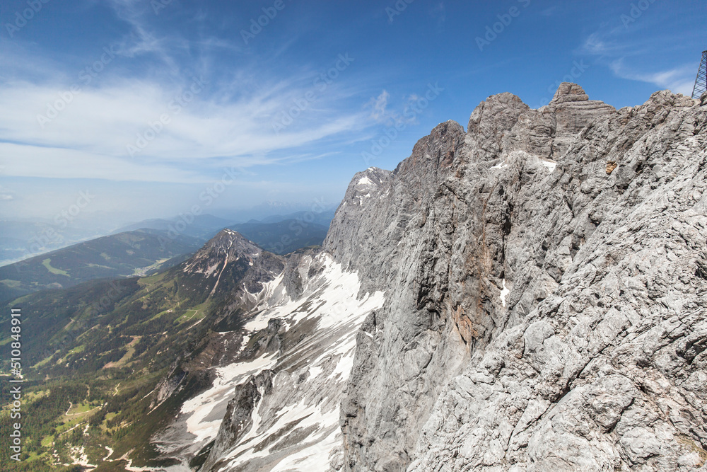 Bergpanorama - 3000 m hoher Berg. Dachstein mit Schnee auf Berg. Sommer im Tal. Mountain panorama - 3000 m high mountain. Dachstein with snow on mountain. Summer in the valley.