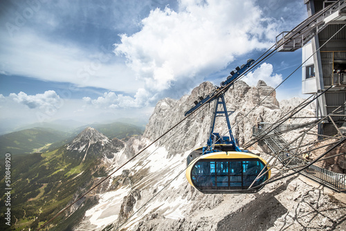 Bergpanorama - Dachstein - Seilbahn mit Bergstation. Cable car with mountain station.