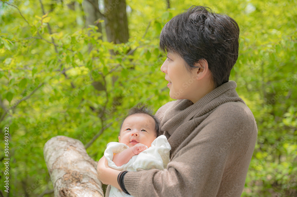 生命力を感じる森と母と子 生命力を感じる森と母と子