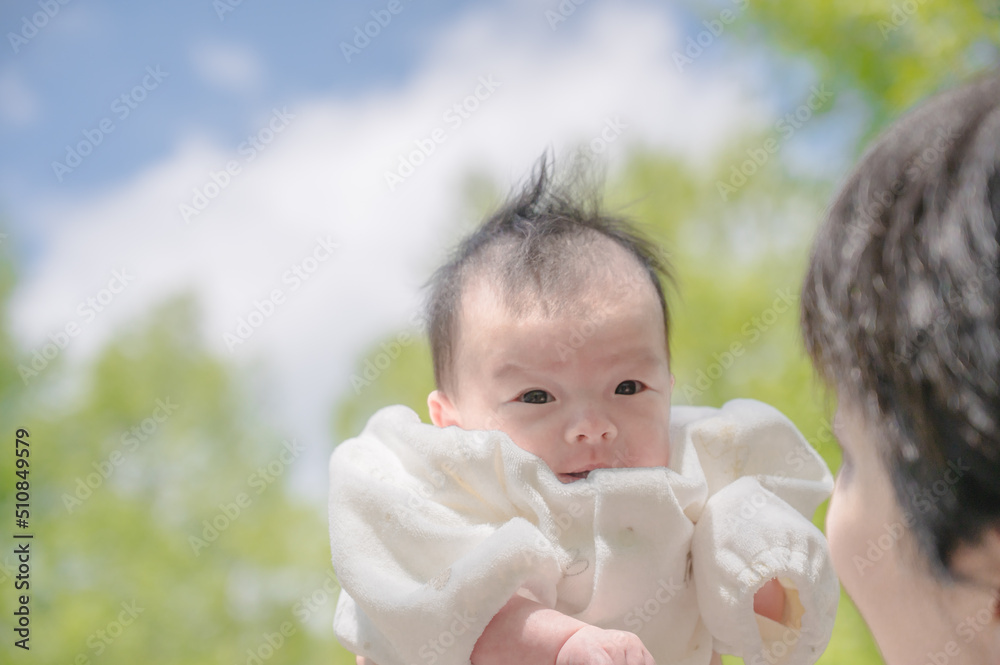 抱き上げられる赤ちゃん 抱き上げられる赤ちゃん