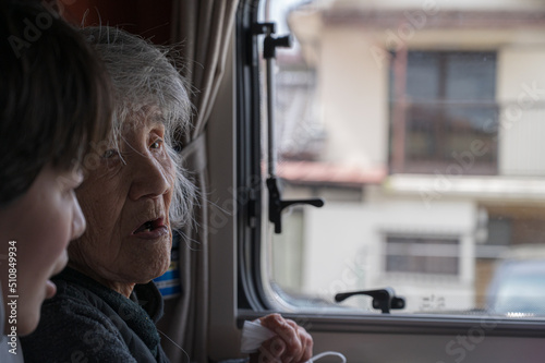 思い出の生家を眺める日本人女性