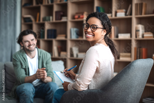 Canvas Print Happy millennial black woman psychologist in glasses look at camera
