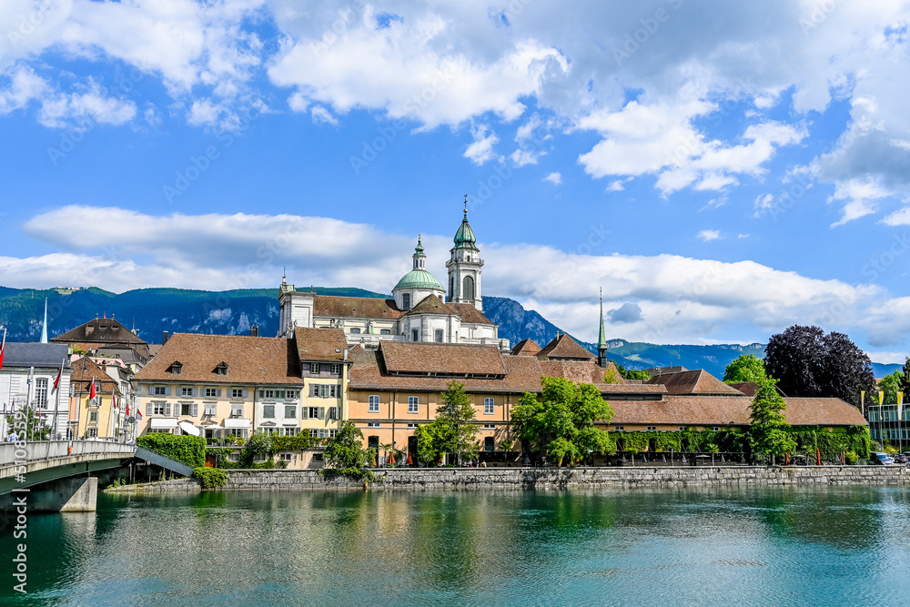 Obraz premium Solothurn, Aare, Altstadt, Kathedrale, St. Ursen-Kathedrale, Barock, Stadt, Fluss, Landhausquai, Kreuzackerbrücke, Uferweg, Sommer, Schweiz