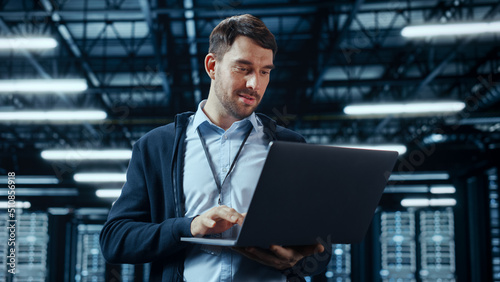 Quadro su tela Successful Data Center IT Specialist Using Laptop Computer