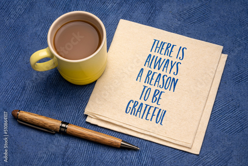 Foto there is always a reason to be grateful - inspirational reminder note on a napki