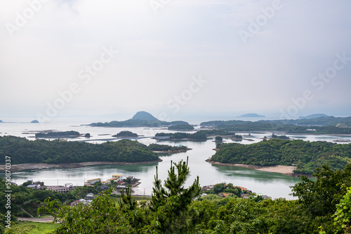 高舞登山展望台から小さな島々が浮かぶ天草松島、天草五橋を望む