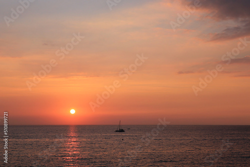 2021-10-26 Big Island sunset path across sea © Yvonne Kochanowski