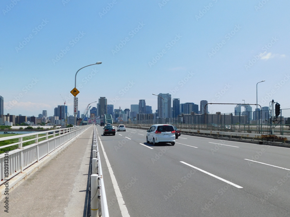 新淀川大橋を通る新御堂筋(大阪市で2022年6月撮影)