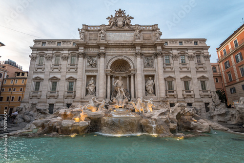 Photos views of fontana di trevi monument in rome, italy