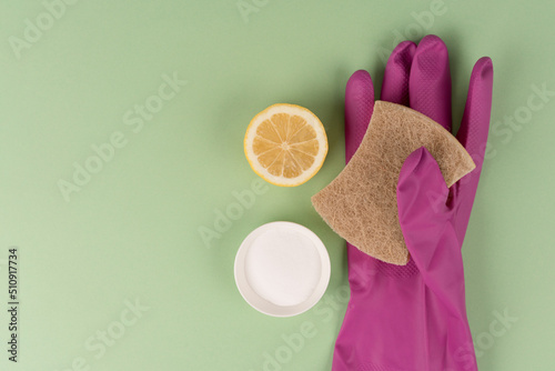 Obraz na plátně Natural household cleaners - natural sponge with baking soda or citric acid and lemon over green background with copy space