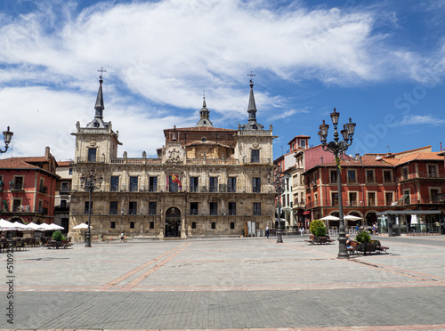 Fachada del ayuntamiento de estilo barroco en León con dos torres, en una plaza con farolas y edificios, España, verano de 2021