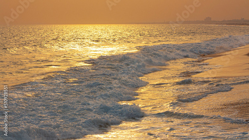 Coucher de soleil pendant la  golden hour  sur une plage de Lom    Togo  Afrique de l ouest