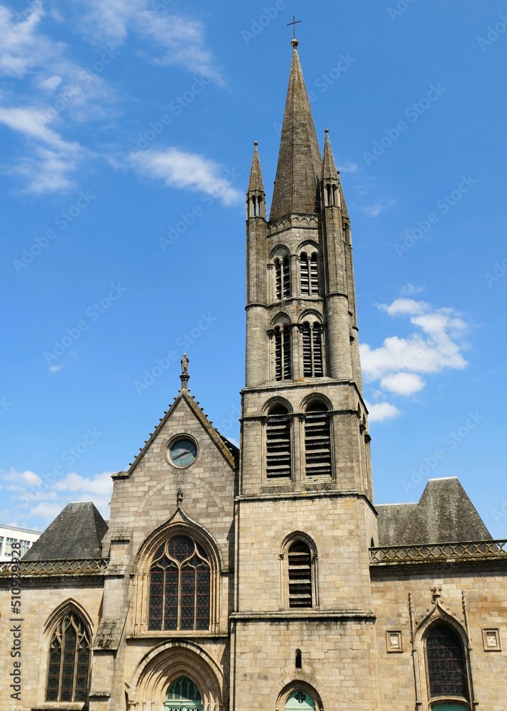 La façade et le clocher de l’église Saint-Pierre-du-Queyroix à Limoges