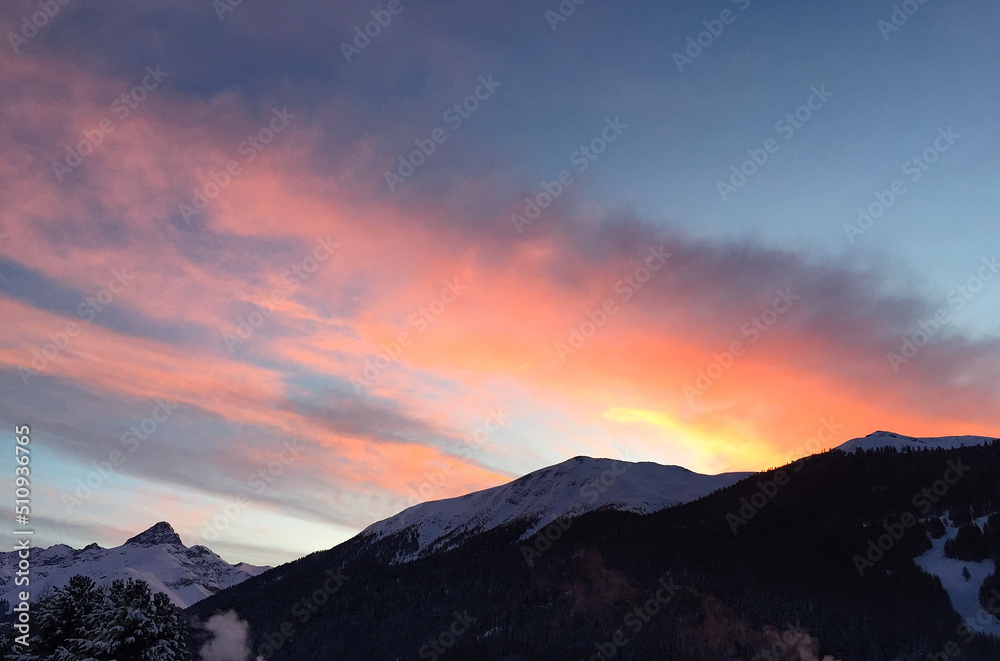 Obraz premium Sunrise in Zuoz.