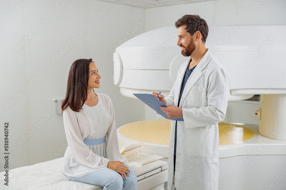 Obraz premium Woman patient talking with doctor radiologist before MRI or CT scan in clinic