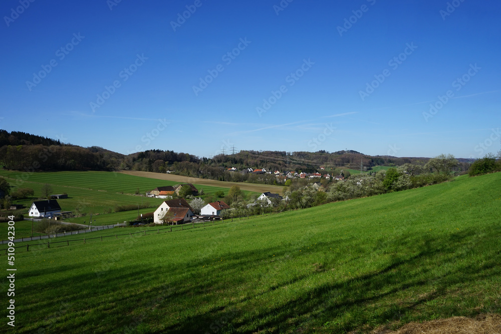 Blick auf Lämershagen und den Teutoburger Wald bei Bielefeld an einem sonnigen Tag im Frühling, Ostwestfalen, Ostwestfalen-Lippe