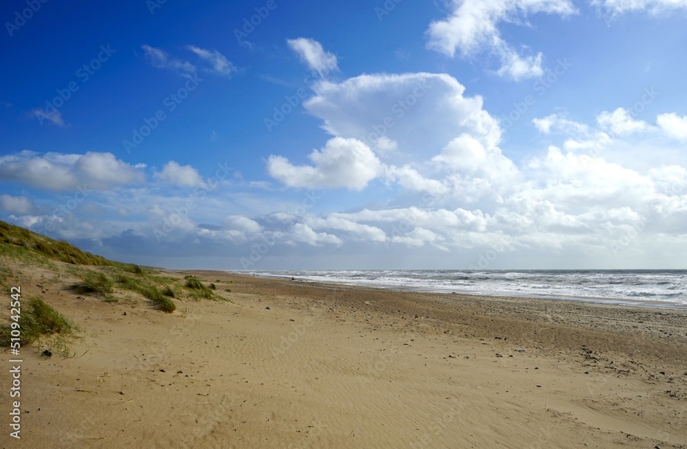 Strand, Dünen und Meer an einem stürmischen Sommertag im Jütland, Dänemark