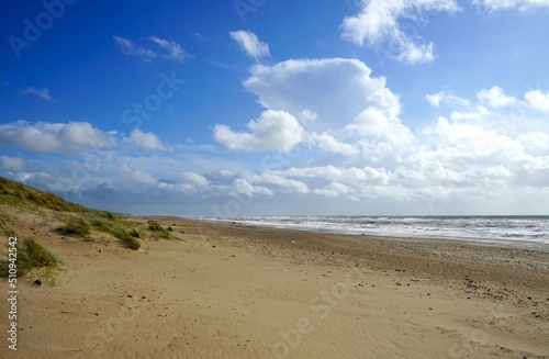 Strand, Dünen und Meer an einem stürmischen Sommertag im Jütland, Dänemark
