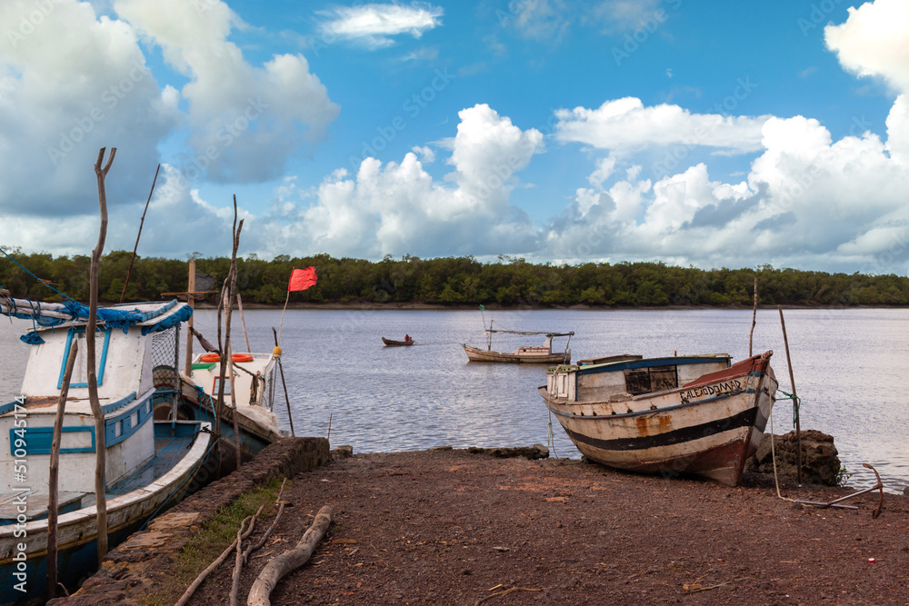 Embarcações no porto da cidade de Guimarães, Maranhão - Brasil