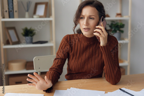 Foto Confused shocked unhappy curly pretty female irritated quarrel with husband boyfriend or scandal with debt collectors in call have big mental problems need professional psychology help