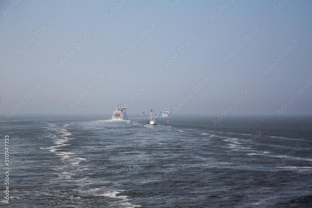 Boote, Fähre am Meer, Nordsee beim Nebel
