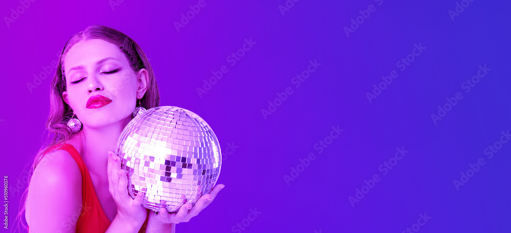 Naklejka premium Fashionable young woman holding disco ball on color background with space for text