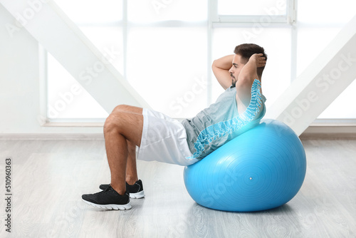 Sporty young man training w...