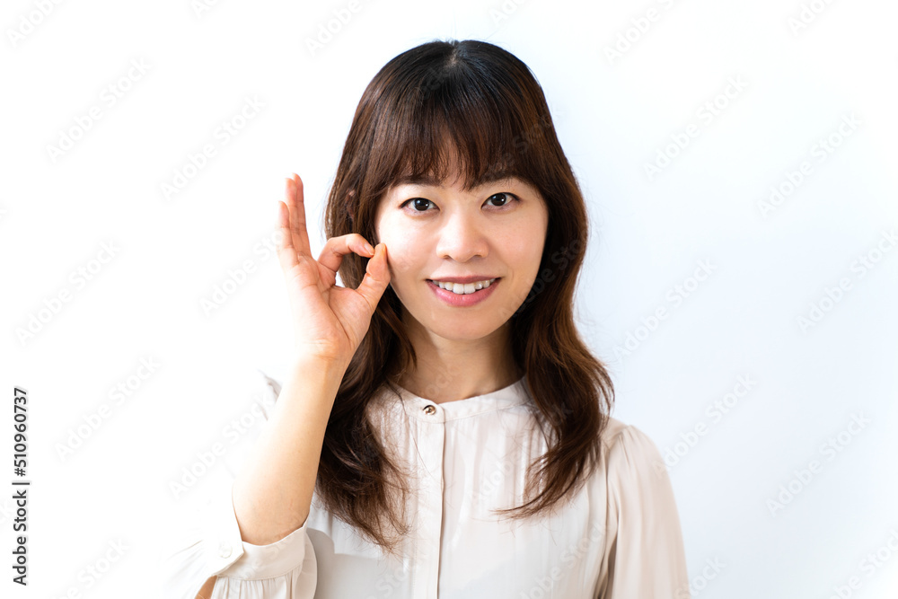 OKサインの女性社員