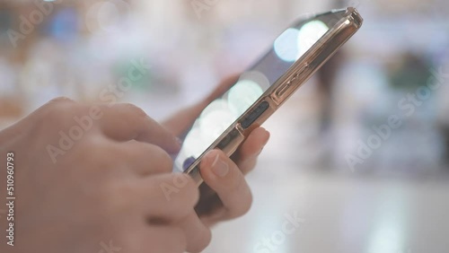 スマホと女性の手元