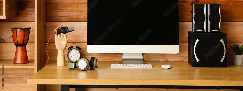 Workplace with modern computer, speakers and microphone near wooden wall  foto de Stock | Adobe Stock