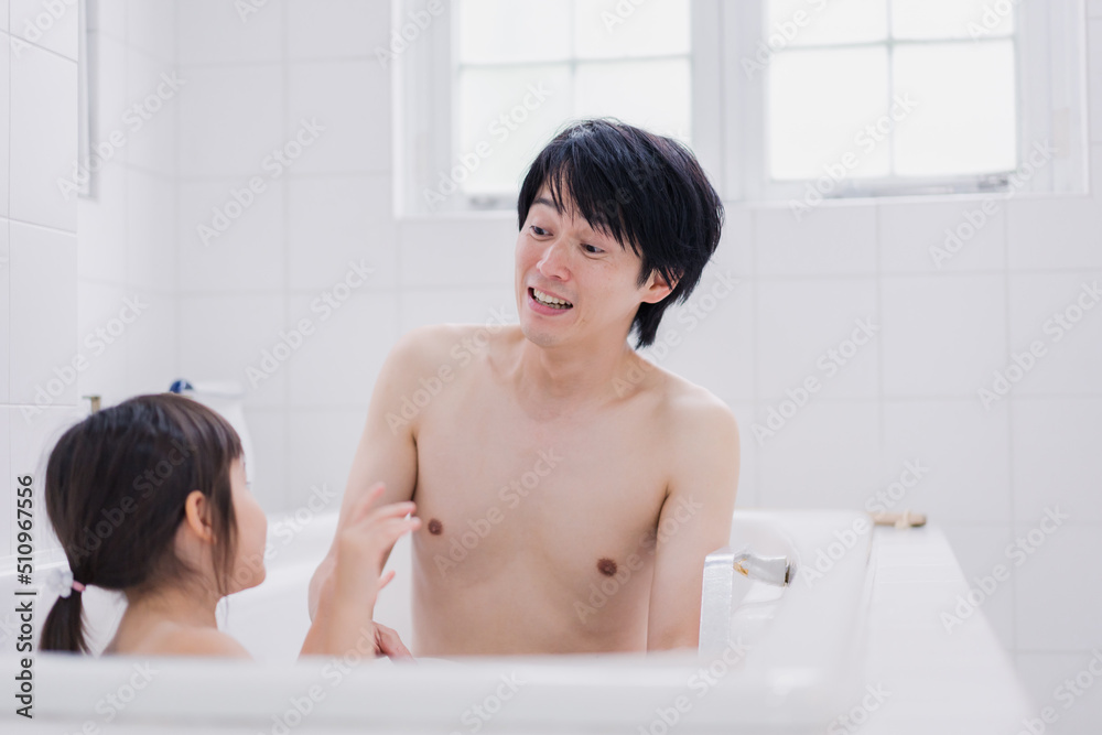 小さな娘と一緒にお風呂に入るお父さん 小さな娘と一緒にお風呂に入るお父さん