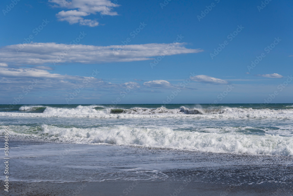 白波が打ち寄せる砂浜と青空／／【御前崎ロングビーチ・サーフポイント】日本静岡県