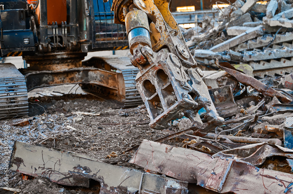 Hydraulic scissors cut concrete material for next recycling Hydraulic scissors cut concrete material for next recycling