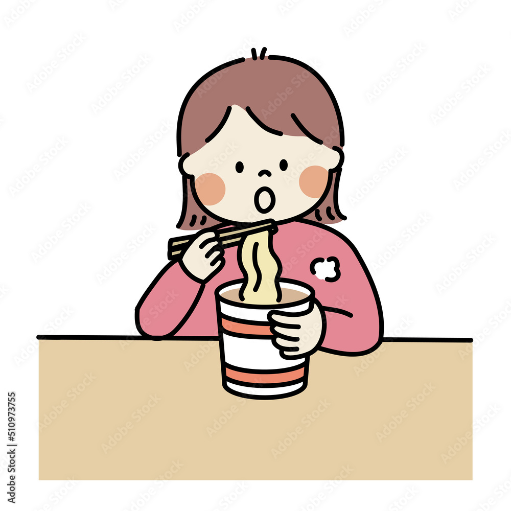 カップ麺を食べる女の子