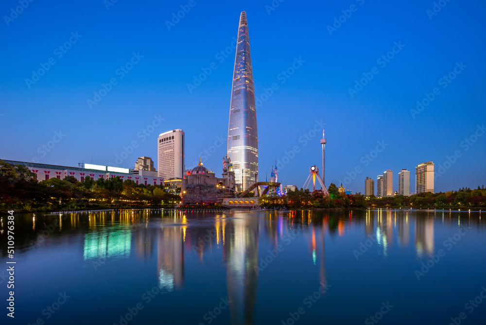Songpa Naru Park and Seokchonhosu Lake at night Songpa Naru Park and Seokchonhosu Lake at night