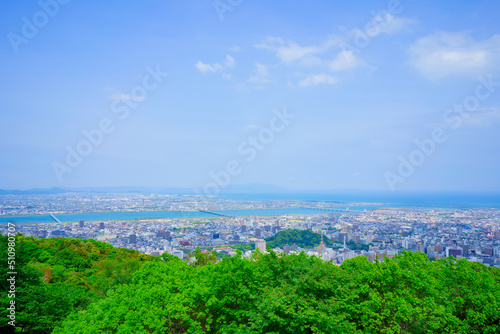 徳島県徳島市街並み　新緑の眉山公園から撮影 © KOZO