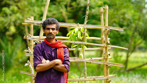 Fotografija indian farmer with mango tree in the farm