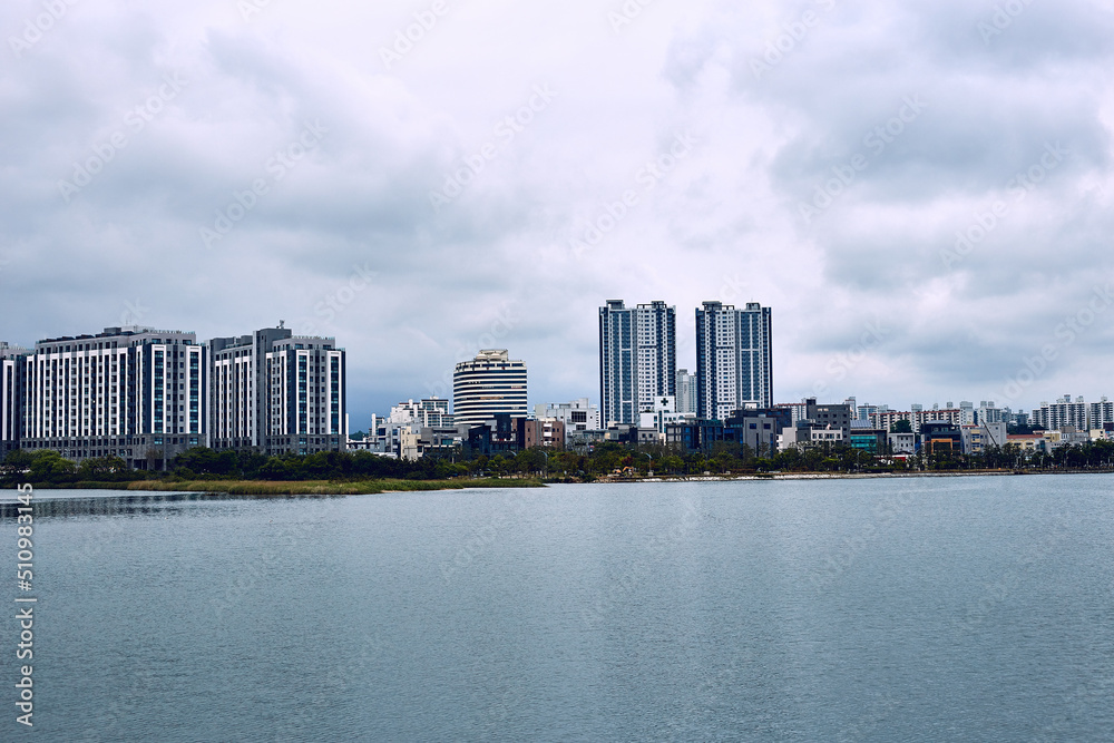 Obraz premium 영랑호에서 속초시내를 바라본 풍경