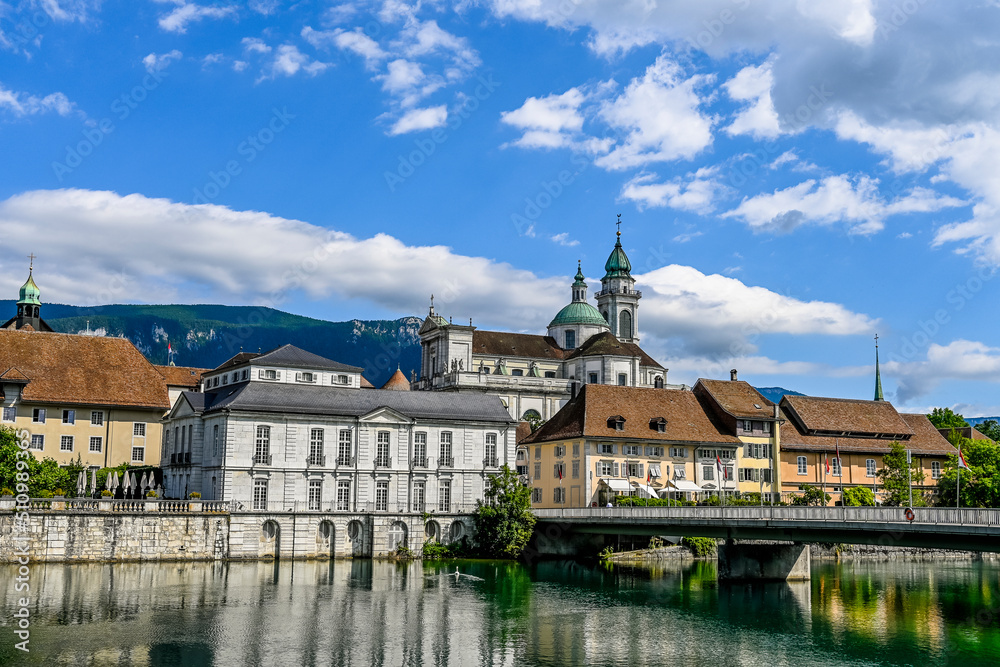 Solothurn, St. Ursen-Kathedrale, Aare, Kreuzackerbrücke, Altstadt, Kathedrale, Barock, Stadt, Fluss, Landhausquai, Uferweg, Sommer, Schweiz Solothurn, St. Ursen-Kathedrale, Aare, Kreuzackerbrücke, Altstadt, Kathedrale, Barock, Stadt, Fluss, Landhausquai, Uferweg, Sommer, Schweiz