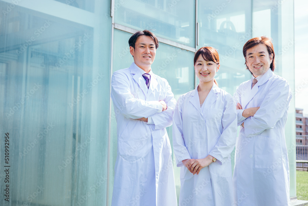 病院で働く白衣を着た男女(3人・医者・薬剤師)
病院で働く白衣を着た男女(3人・医者・薬剤師)